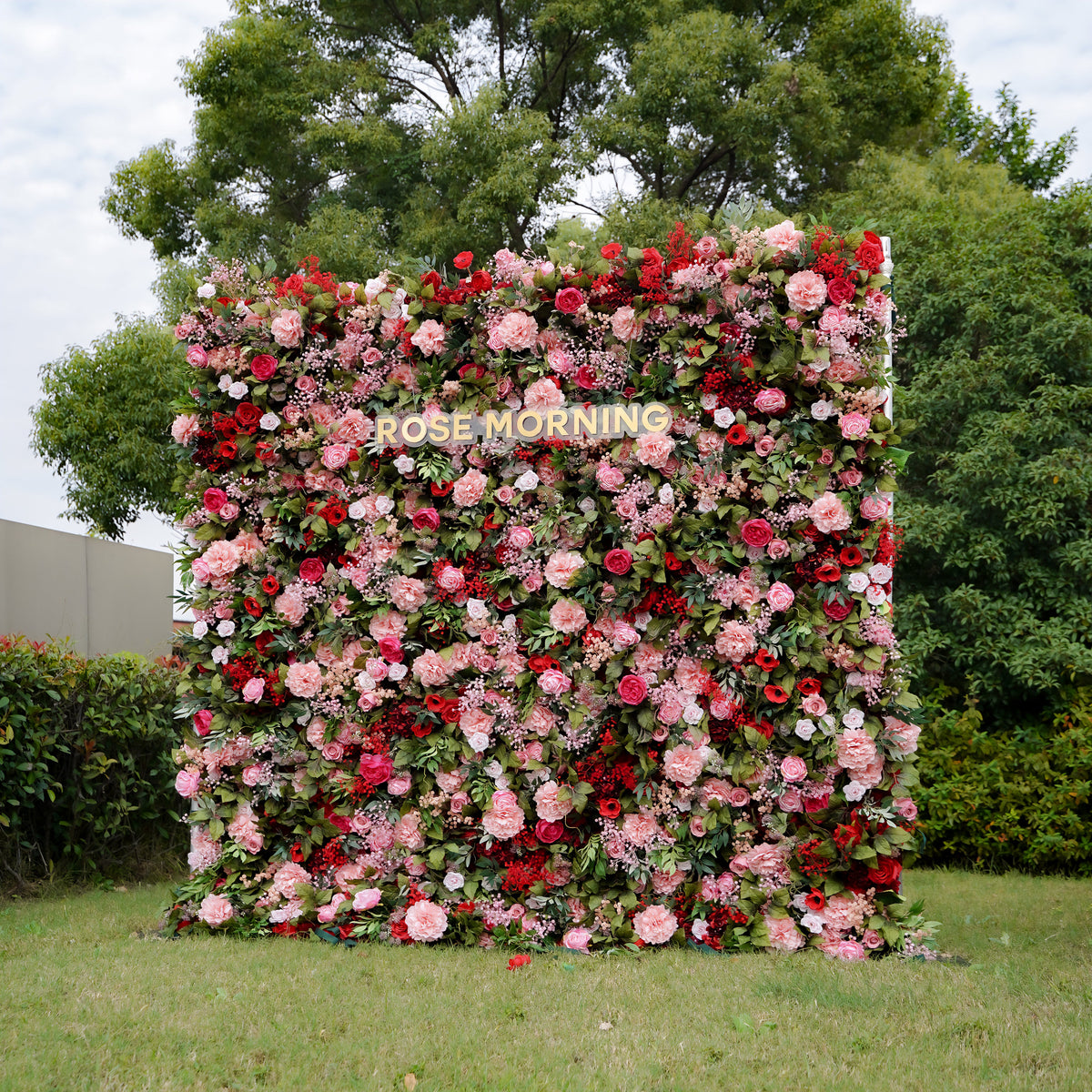 Freya：7D Fabric Artificial rolling up curtain flower wall