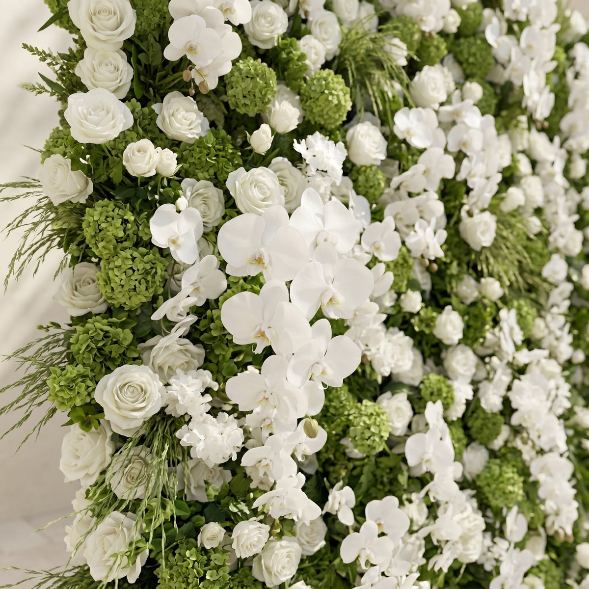Evelaria: Luxury 5D White & Green Silk Floral Wall Roll-Up Backdrop for Edgy Romantic Weddings