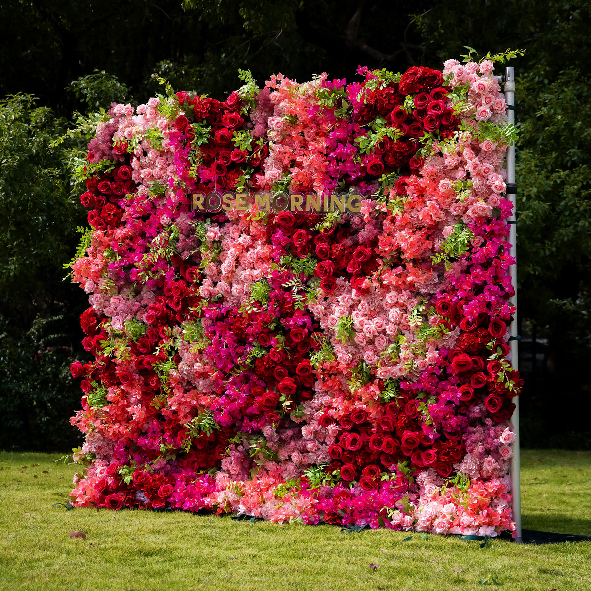 Lynda：7D Fabric Artificial rolling up curtain flower wall