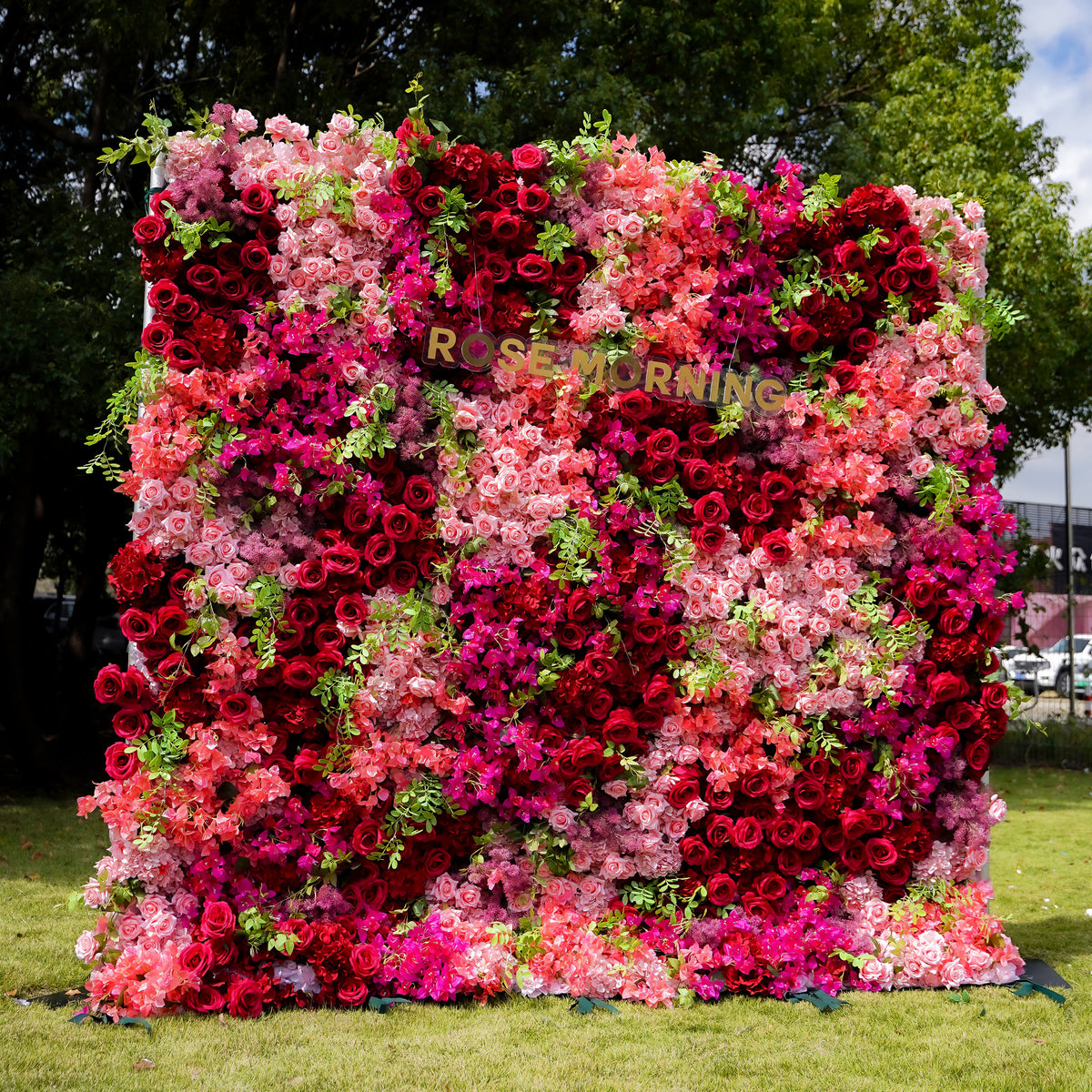 Lynda：7D Fabric Artificial rolling up curtain flower wall