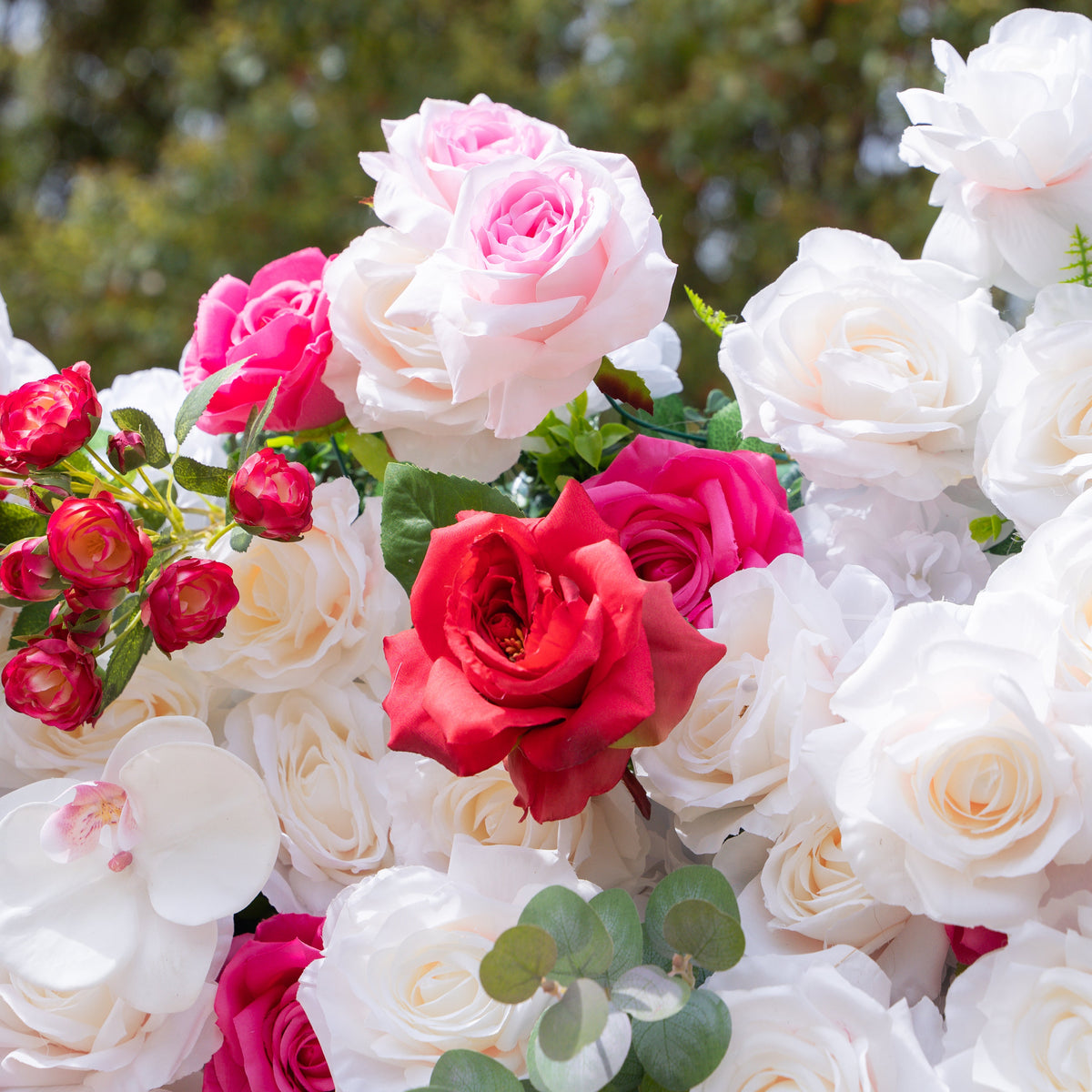 Tami ：5D Fabric Artificial rolling up curtain flower wall
